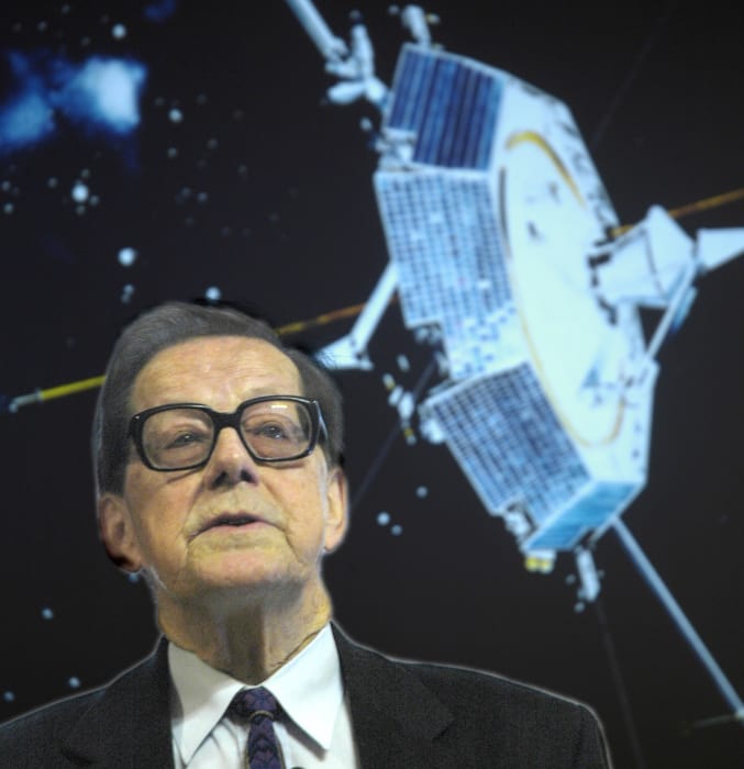 Prof. em. Bengt Hultqvist framför en bild på den första svenska satelliten Viking (uppsändning 1986) som han var en av initiativtagarna till (Foto: Torbjörn Lövgren, IRF)