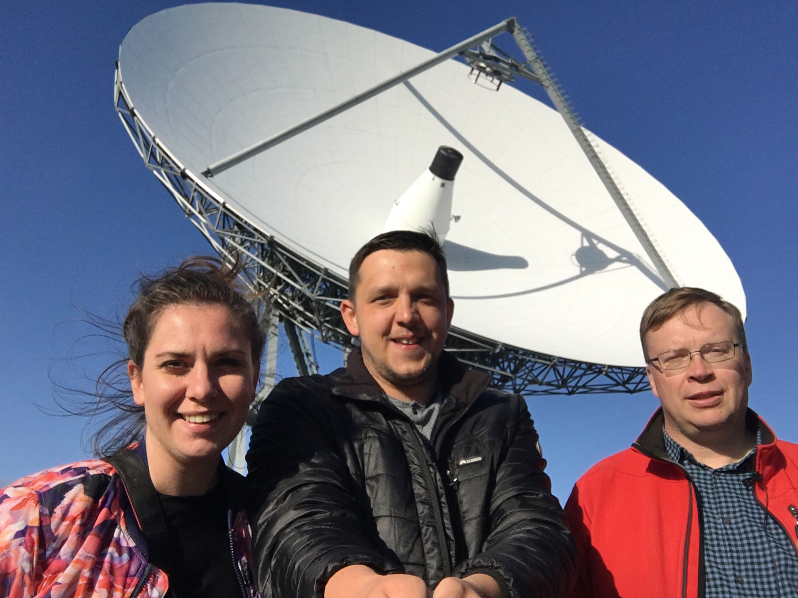 The Polish filmmakers Aldona and Adam with Carl-Fredrik, in front of the Kiruna antenna